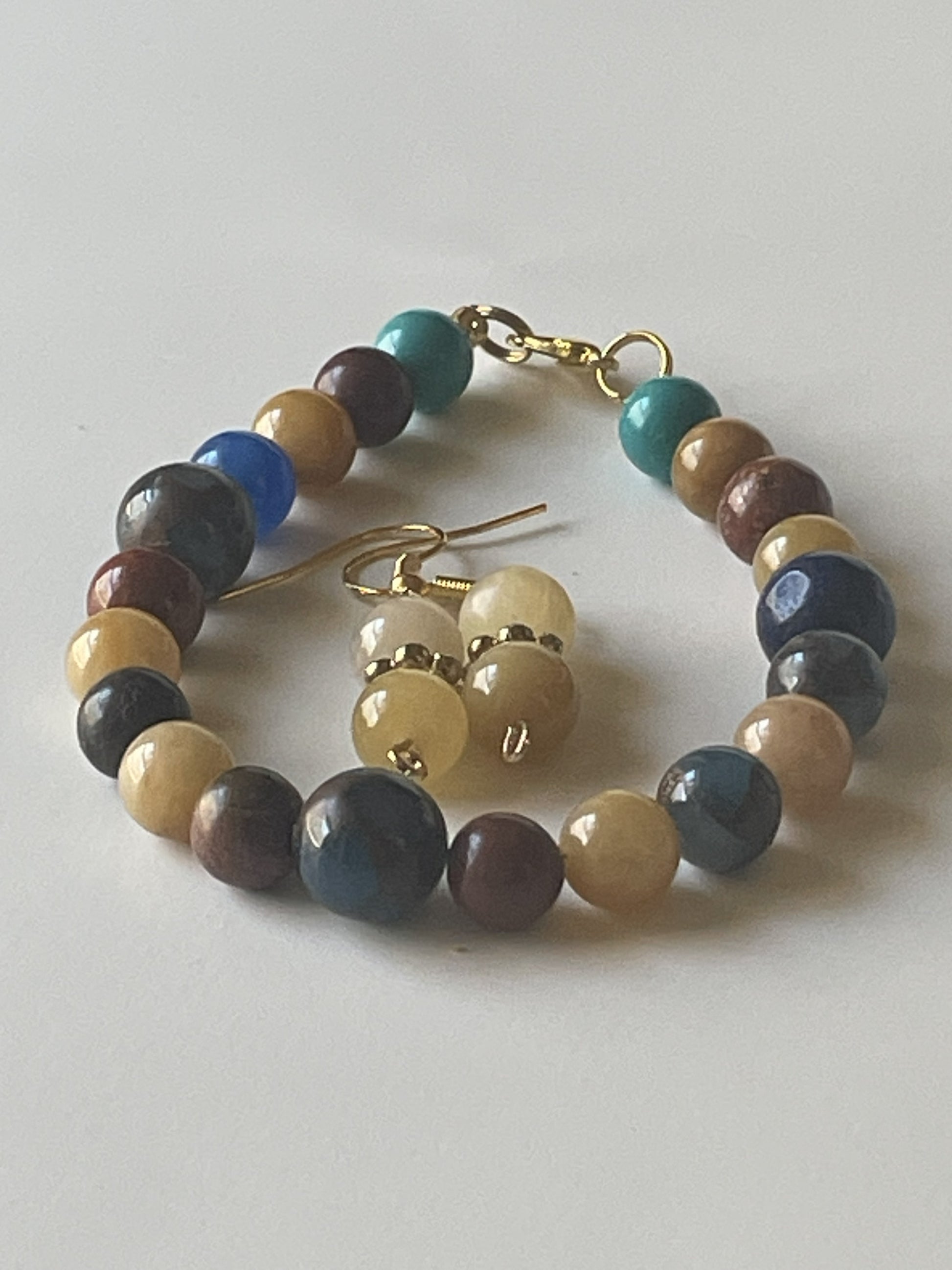 Sylvia Leroux 7-inch bracelet with 1-inch dangle earrings featuring 8mm mixed color and pale yellow agate beads jewelry set