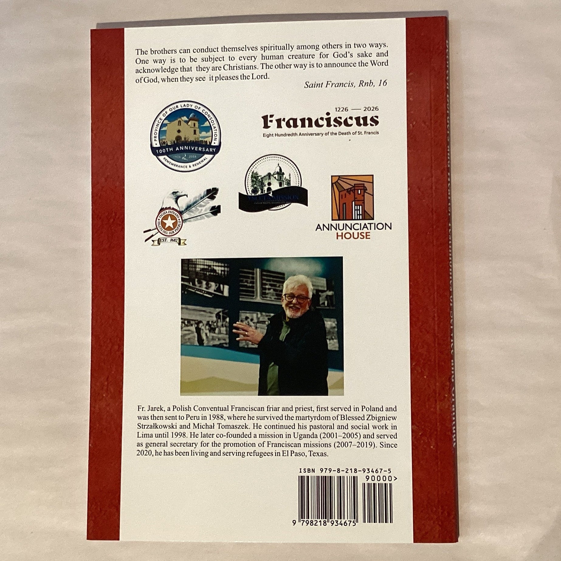 Catholic faith book "Between Borders and Hearts" by Father Jarek Wysoczanski with cover image and Spanish title.