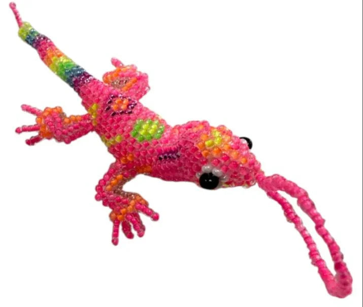 Handcrafted Mexican beaded lizard folk art charm by Jose Alberto Chavez, 4.5-inch seed bead purse charm accessory.