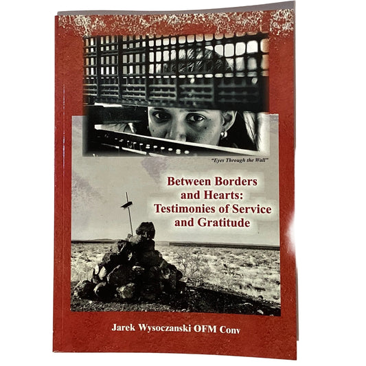 Catholic faith book "Entre Fronteras y Corazones" by Father Jarek Wysoczanski, featuring testimonies of service and gratitude in Spanish.