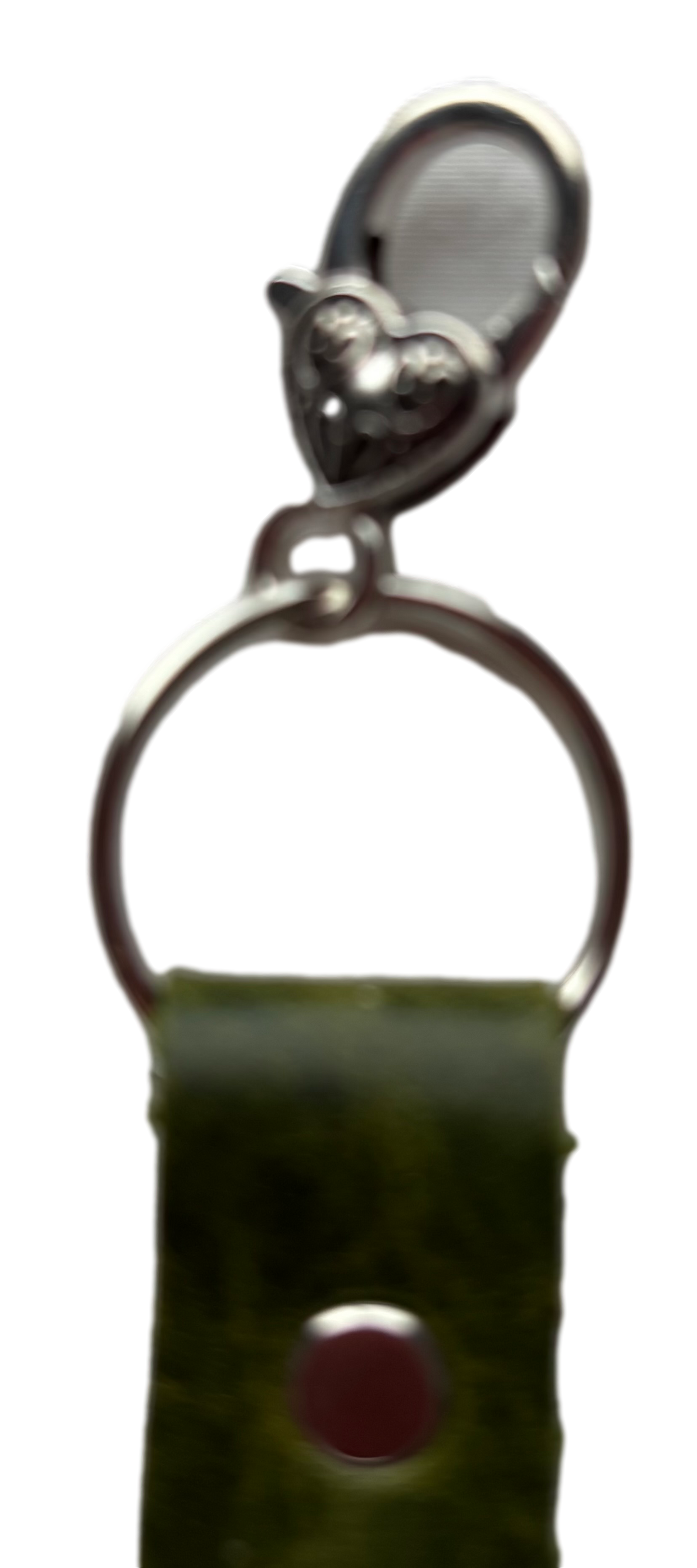 Green leather keychain tassel by Consuelo Barraza, stylish accessory for handbags and wallets with a soft leather finish.
