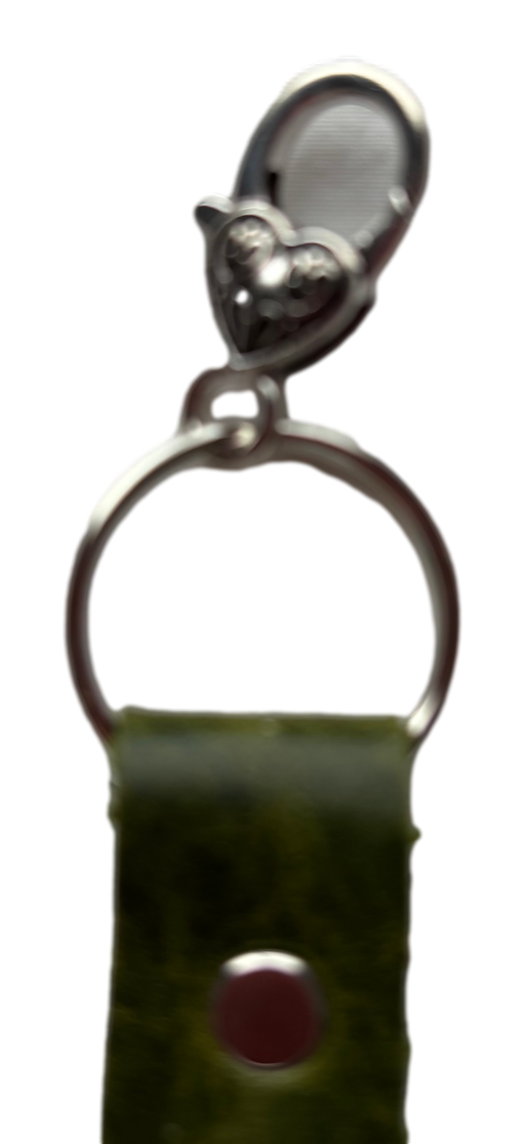Green leather keychain tassel by Consuelo Barraza, stylish accessory for handbags and wallets with a soft leather finish.